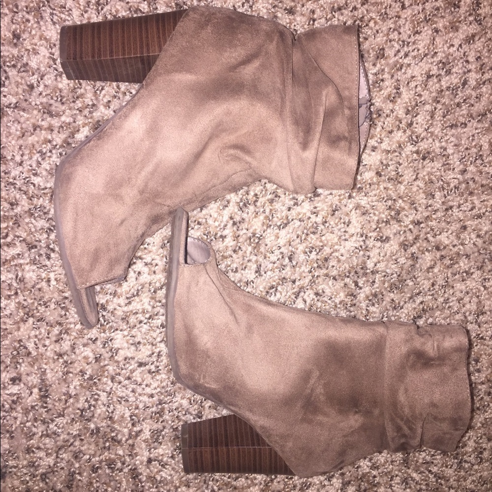 EUC - Tan open toe booties